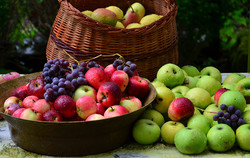 виноград яблоки